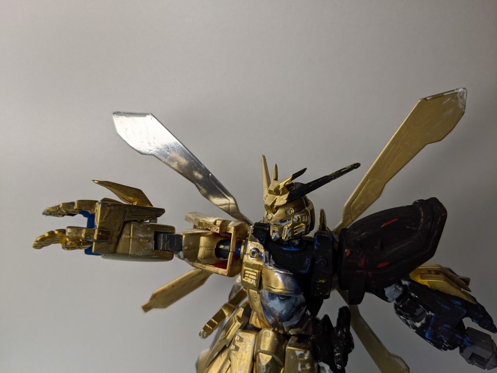 光ってる感じをだすために一部の羽はメッキシルバーで塗っています