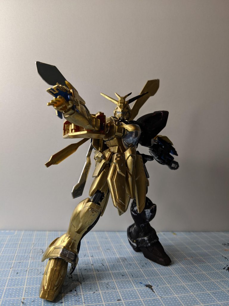 強い光感を出したくて左半身はつや消し黒で塗っています