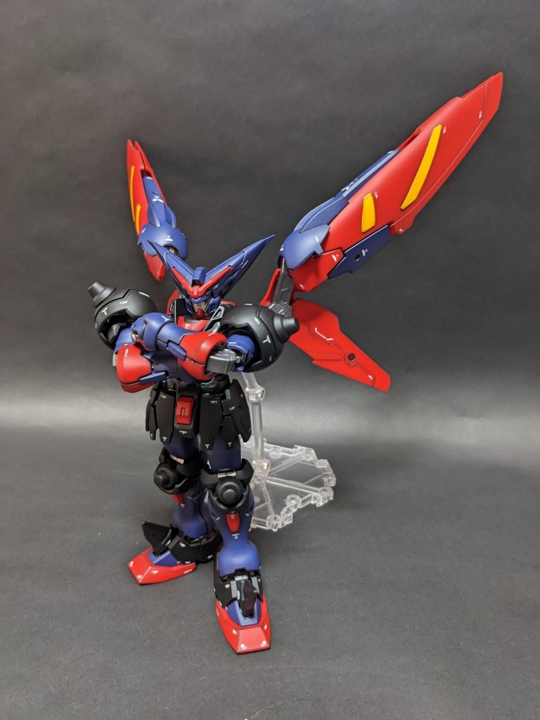 キットの仕様により、胸のパーツが沈み込み腕組をすることができます。