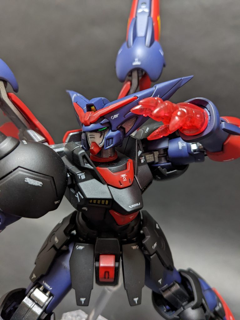 基本素組みですが、顔のマスク内部のみ少し内側にずらし、見た目小顔にしてあります。赤いアゴを少し短くしてバランス取りました。