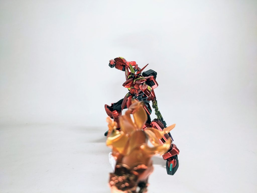 左手から火球を発射し、どんな敵をも焼き尽くします…