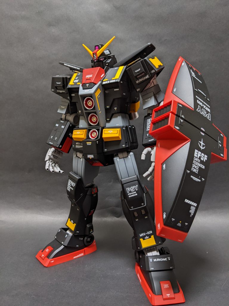 変形。アンテナがゴム素材だったのでフィギュア用の下地を入れて塗装してます。  