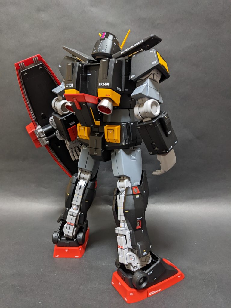 バックショット。脚部フレームパーツが差し込み固定なので変形の度に擦れます。