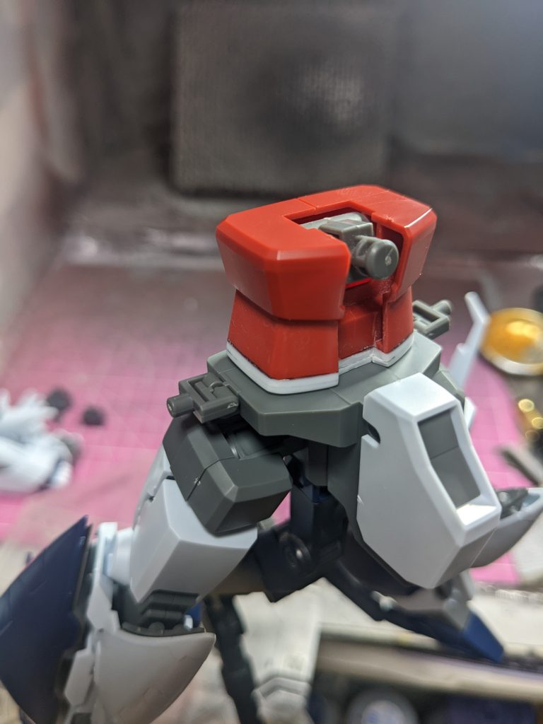 手を小型化した事によるバランスを取るため、腰で4ミリほど延長し上半身の位置を上げました。