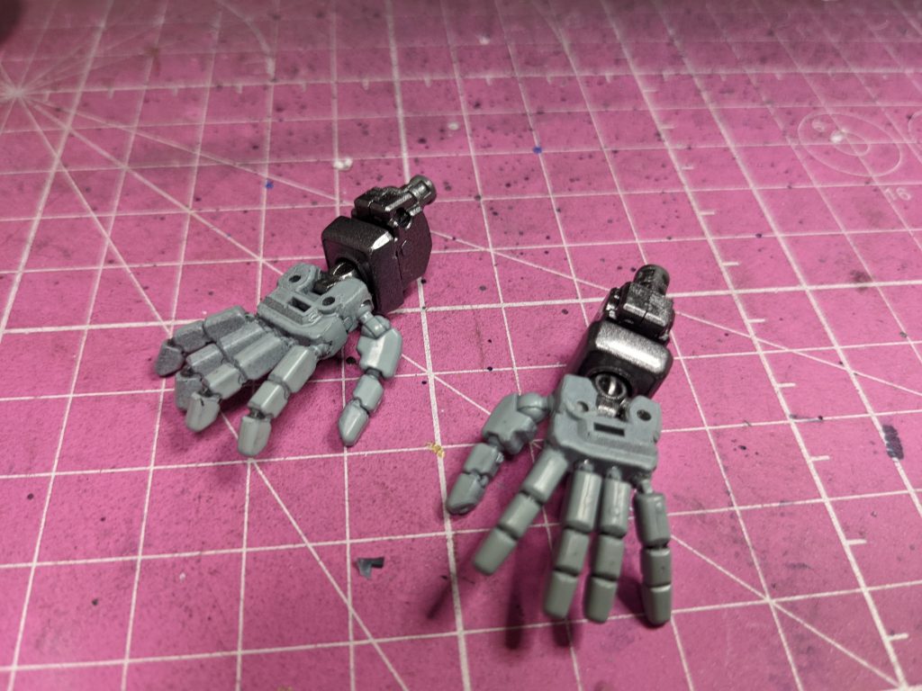 ガンダムですが小説表紙では丸みある指なのでイメージに合わせるためジオン系エモーションマニピュレーターを採用しました。