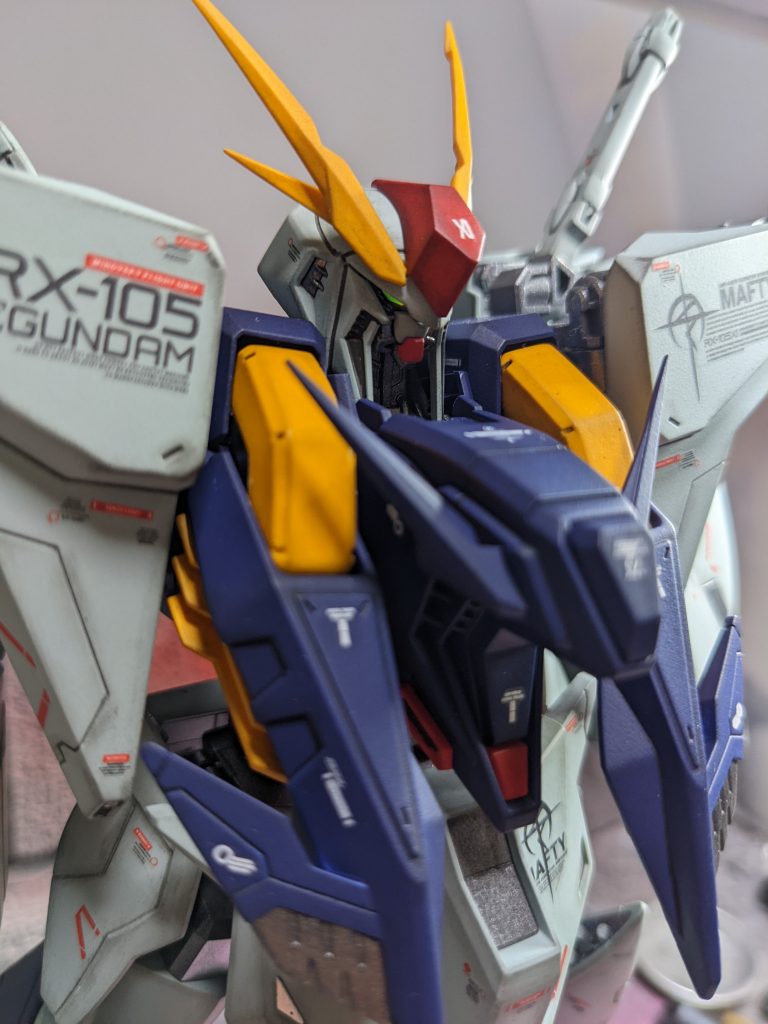 胸のアンテナをディテールで削り一回り小型化し、小説表紙に準じたカラーで塗装しました。