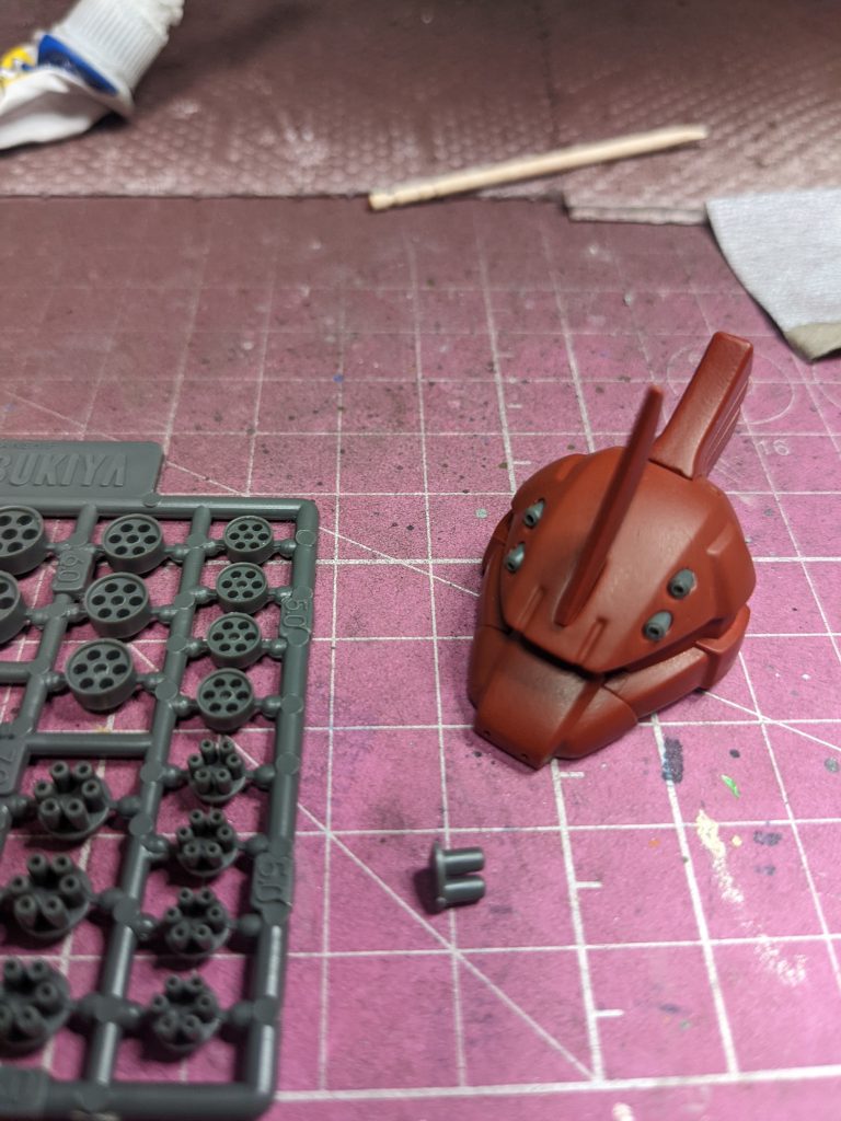 改造らしいのはここだけです(^_^;)頭にバランスよく穴を開けてガトリングの改造パーツから先端をカットして埋め込んであります。