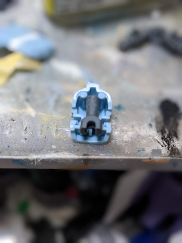 頭部にもジョイント入れて胴体側にも可動軸をつけて首を前に出せるようにしました