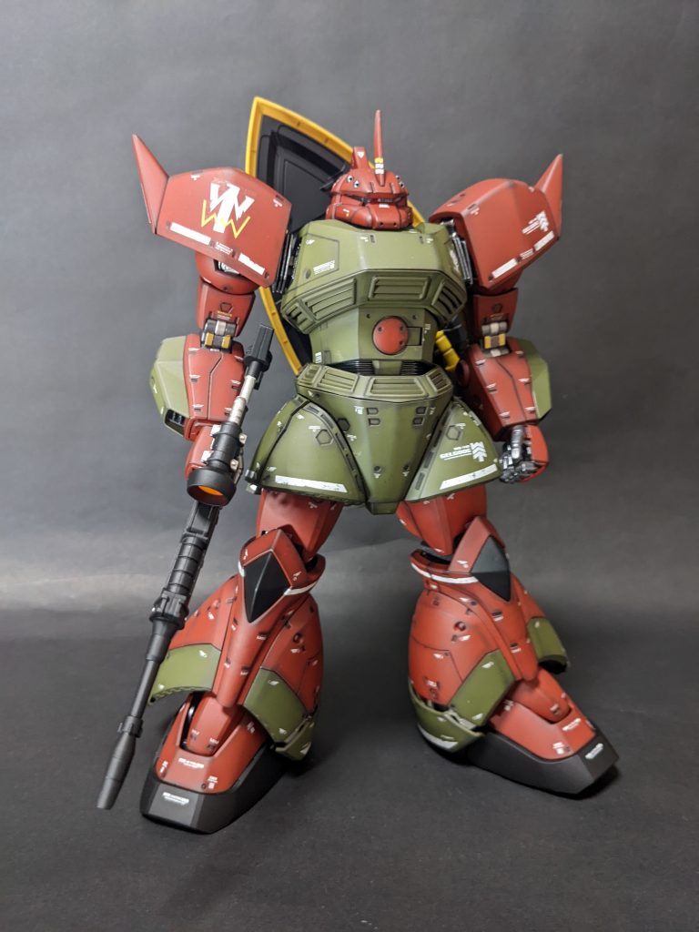 ガルマ・ザビ専用ザクのようなカラーバランスにしましたが、少し味気なく感じたため脚部にもグリーンを足してみました。