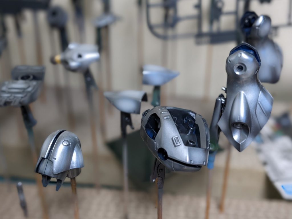 下地塗装の上からシルバーを塗っています。青を塗る前だと分かりやすいと思います。