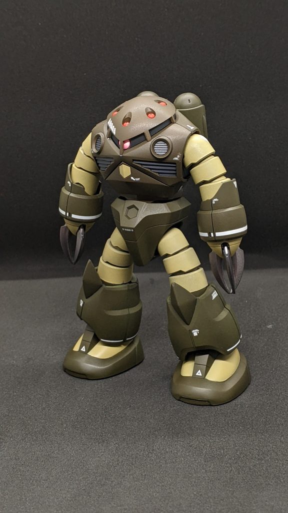 胴体の色はガンマカのブラウングリーンをそのまま吹いてます。大腿部や上腕はレッドブラウンの上にダークイエローを重ねて吹いてます。腰部や腕部、脚部の色はダークグリーンの上にブラウングリーンを拭きました。