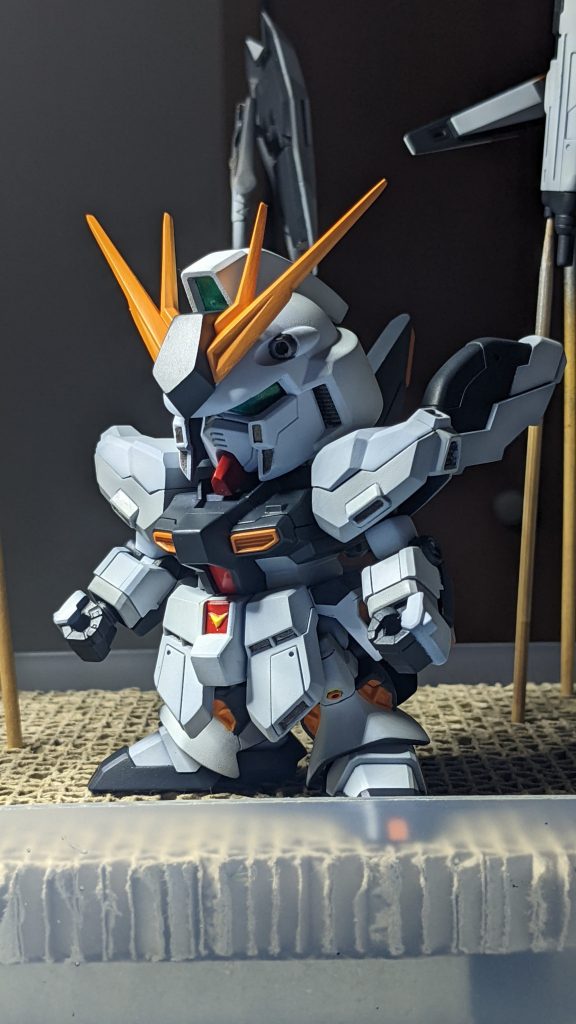 膝のスラスターモールドも塗り分けて埋め込みました。スタイルやモールドはRGに近づけるように変更しました。