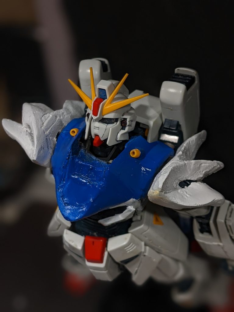 胸も風を流すようなデザインが良いんじゃないでしょうか。胸下との形のまとまりや、量感、造形自体は詰める必要がありますね…