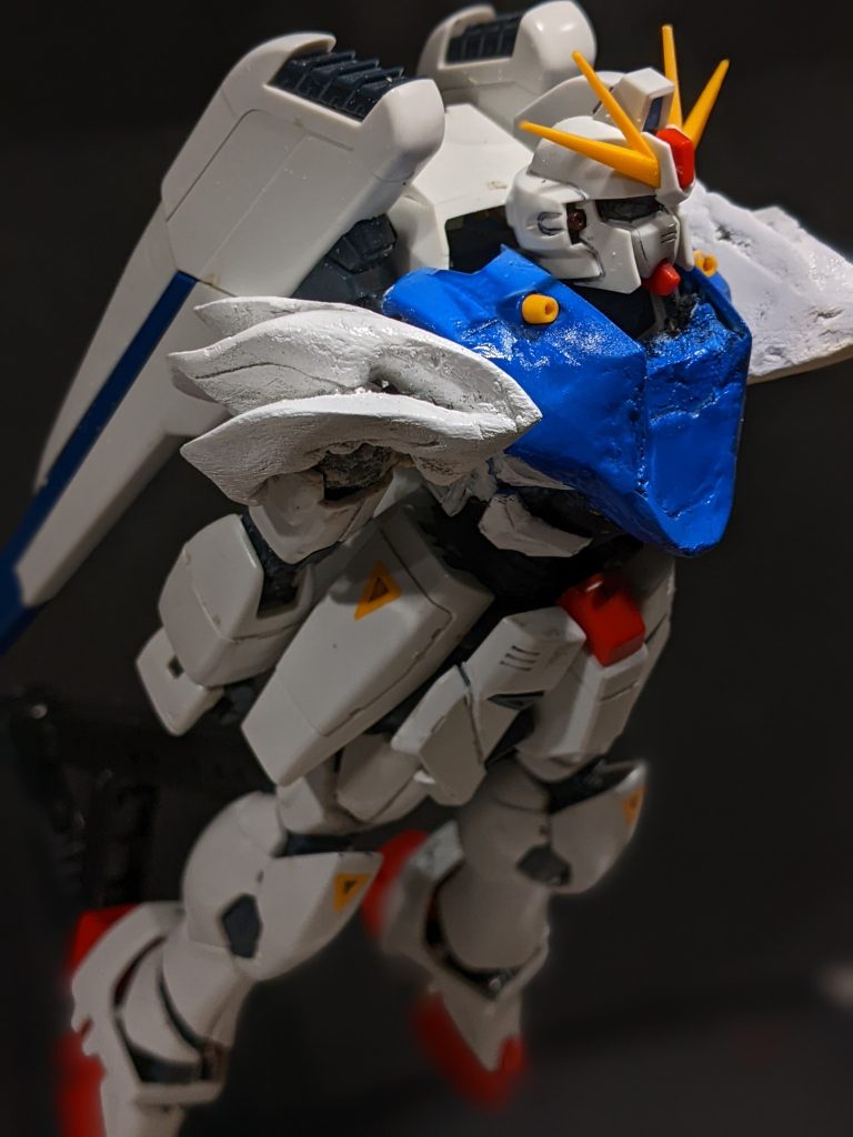 フォーミュラーというからには、肩や胸が飛ぶときに抵抗になると思いました。モチーフはF91の元々の3枚放熱フィンです