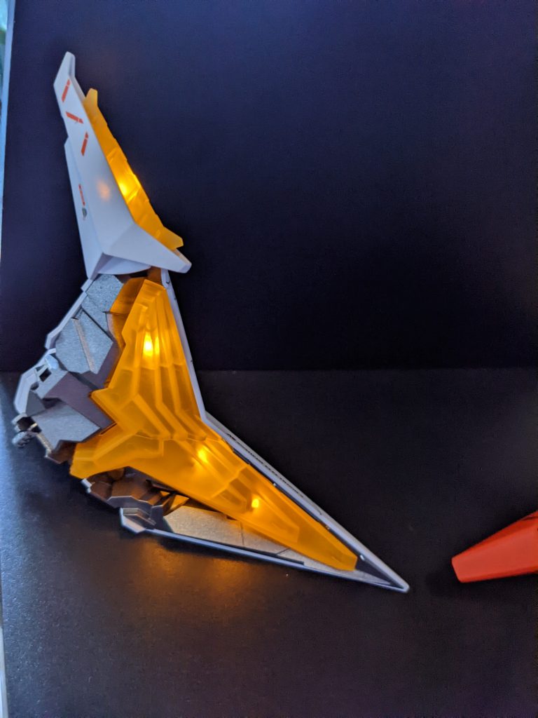 無線LEDはクリアパーツ内部に配置、クリアパーツをつや消しした事により、中を見えづらくし、発光もぼんやりさせる事ができました。