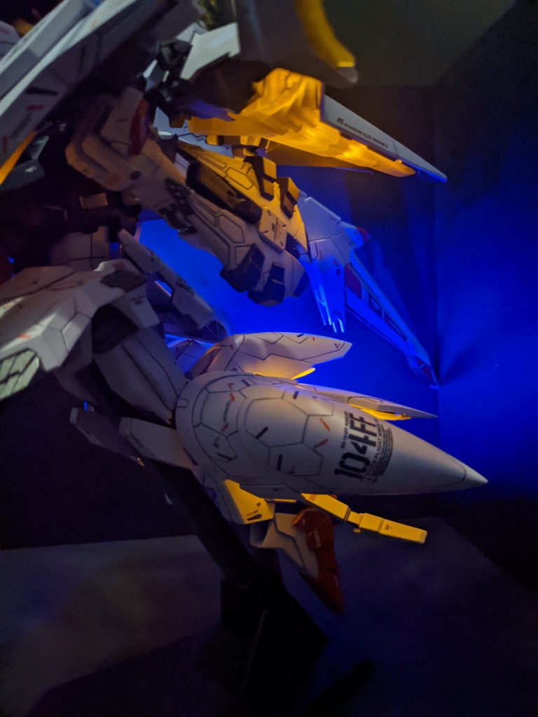 無線LEDは同時に複数点灯できるためバーニア内にブルーのLEDを配置しました。劇中ではバーニアも黄色く光ってましたがフライトユニットの発光を際立たせたいのでバーニアはブルーにしてます。