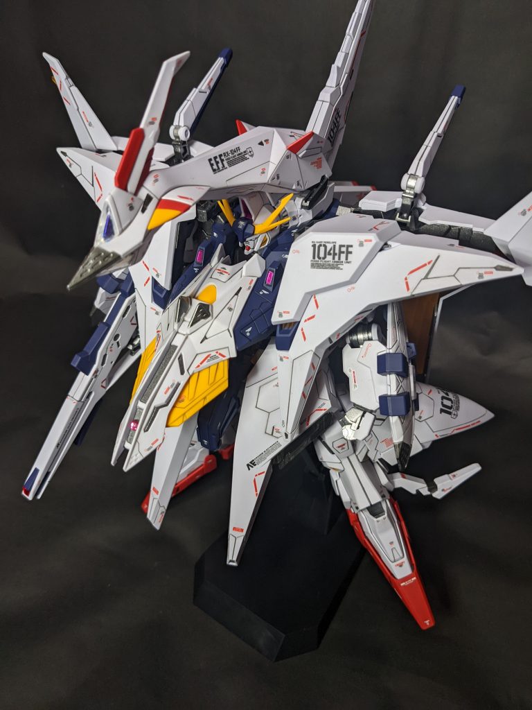 通常版ペーネロペーにフライトユニットの発光していたパーツのみ限定クリアカラーを使用し無線LEDで発光再現してみました。