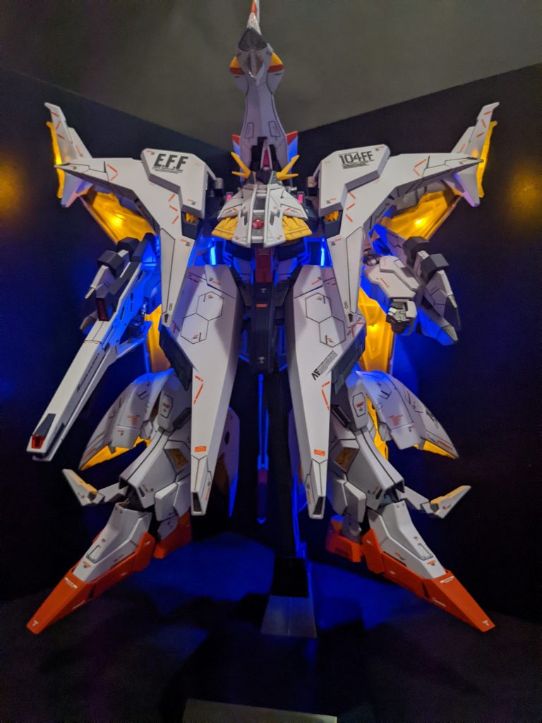 劇場版で発光していた部分のみクリアカラーに置き換えクリアカラーの艶を消してLEDの光を抑えポワーンとした発光を表現してます。