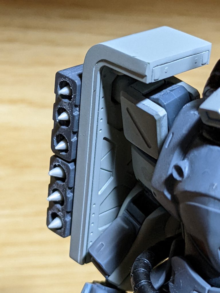 前回作成したグフ・モンキーモデルの追加武装です!ザクC型に付属するザク・バズーカの予備弾倉に排気ダクトとミサイルのジャンクパーツを仕込んでいます!https://gumpla.jp/hg/1118855