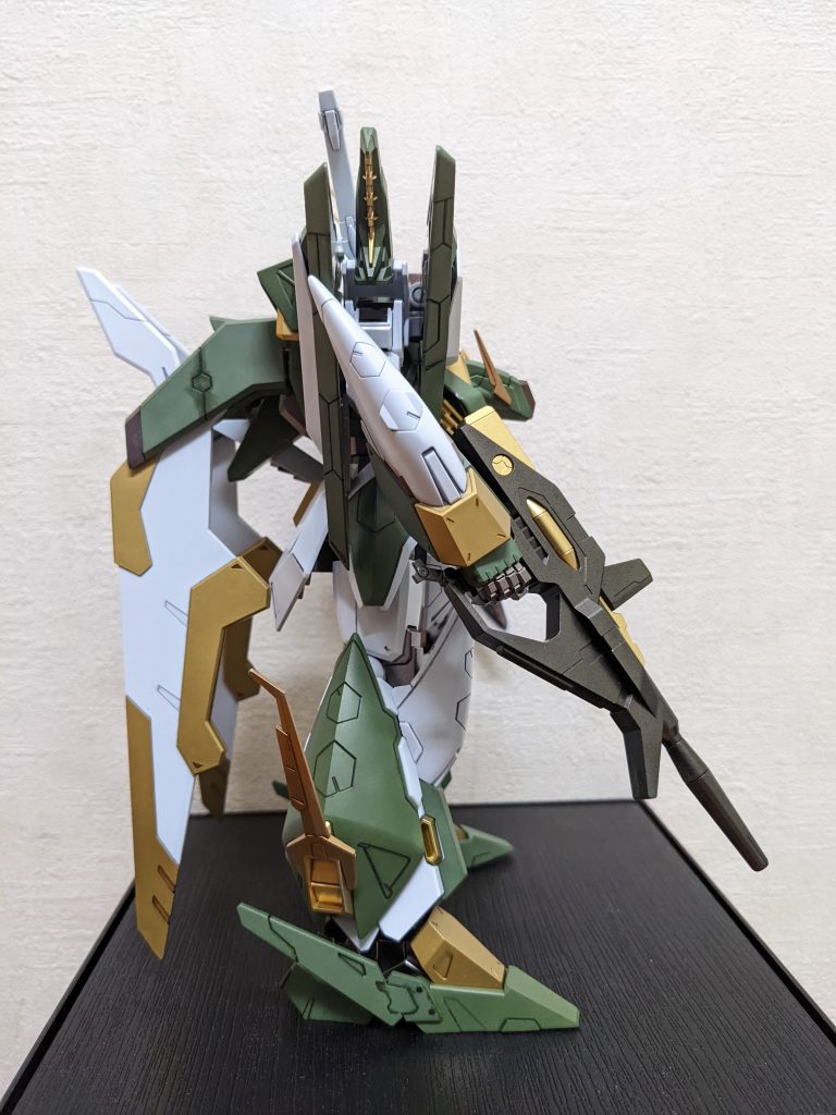 右側面設定だからしょうがないですが、主役ガンダムであること含んでも全体的に「白っ!」と思ったので、パーツ分けやマスキングを利用して、緑と金をブチ込みました😄脚のウイングも「龍っぽく」、顔と胸のアンテナと対になるようゴールドに。背中のスタビライザーも白金ツートンに変更