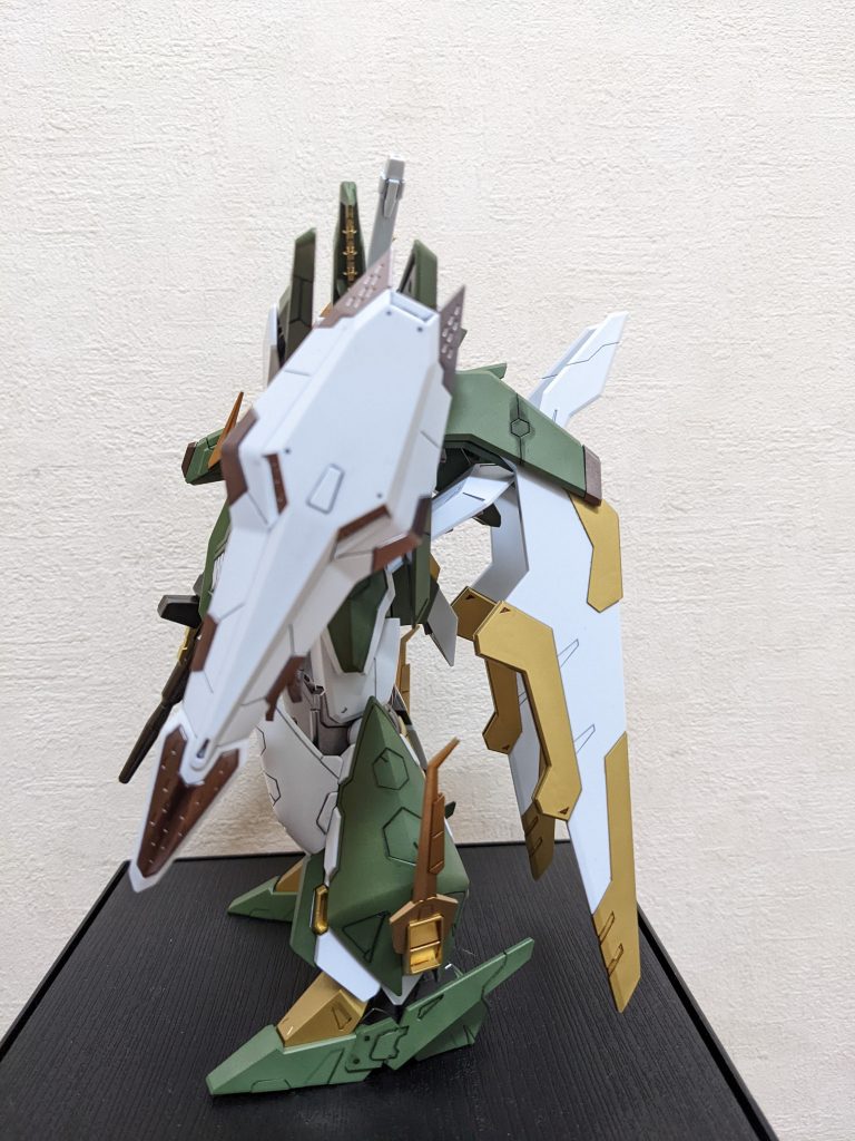 左からシールドも緑白ツートンにしようか迷ったのですが、流石にクドすぎるような気がしたので、先端にガンメタを足すだけにしときました。