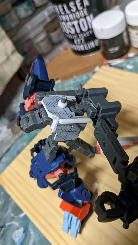 内部でフレームがグニャグニャ動かない様に側面の板で形状を保持し、腕の根本のフレームを固定する為のピンを差し込んでいます。変形時には胴体とバックパックを接続するピンを半回転させています。