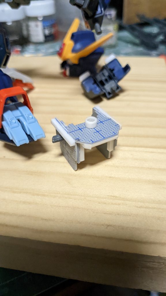 今回CSフレームの胴体部分はそっくり自作フレームに置き換えしたので、フレーム固定用の治具フレームを自作。マス目付きのプラバン初めて使いましたが、これ便利ですね!工作の幅が広がりました。