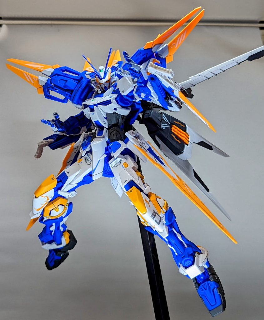 ブルーフレームは、貴様などに止められん!ブルーフレームd臨戦態勢です。肩が大きくポーズが映える。