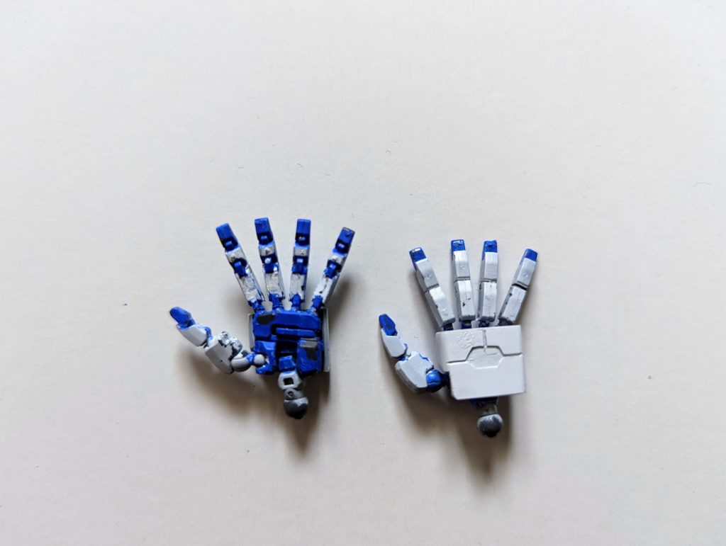 エモーションマニピュレーターですガンダムベースで売ってるやつです。手の甲はプラパン加工で、塗装は青はエアブラシ、白は筆で塗装しました。