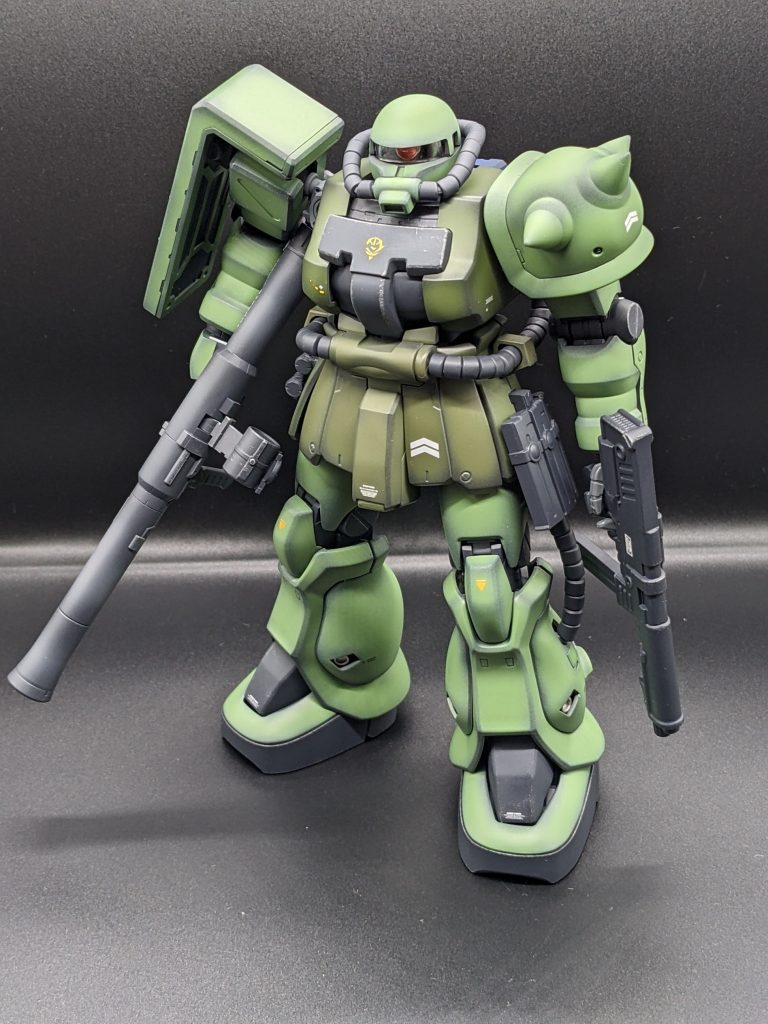 マシンガンがザクマシンガンじゃなくて、びっくりしました。連邦カラーの方にザクマシンガンついているんですね。ヒートホークもなかった別キットから持ってこようかと考え中。やっぱりザクにはヒートホークほしいです