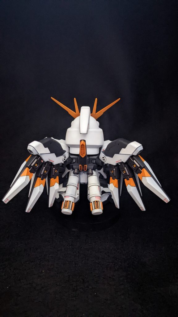 1番手を加えたのはバックパックで、ファンネルを全て閉じた状態のに交換し、独立させて、モールドを新たに彫り塗り分けが出来るようにし、丸モールドも埋めました。ファンネルコンテナも可動範囲を広げて少し下げめにも出来るようにしました。スラスターは作り直して、中央にも配置しました。プロペラントタンクは下部をRGに寄せる為に新造しました。