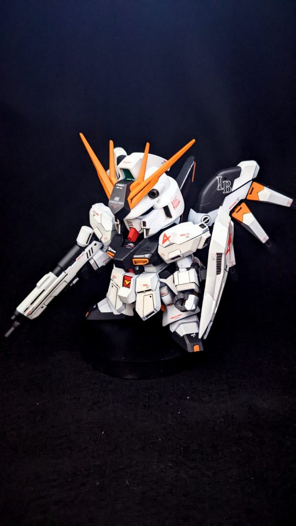 塗装はサフエヴォブラックにEXホワイトをベースにしました。以下水性ホビーカラーダークグレー→ティターンズブルー1+2の調色ライトグレー→ディアクティブグレー+ニュートラルグレーレッド→シャインレッドオレンジ→フラットイエロー(タミヤ)+シャインレッドスラスター、フレーム、ファンネル、モールドなど→焼鉄色