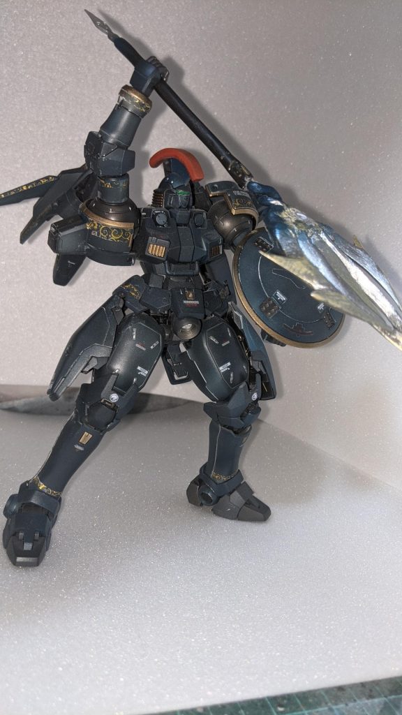 槍振り上げの図。パテとプラ版で初製作だったので、かなり荒い出来です^^;武器制作は次回の課題かなと思ってます(ToT)