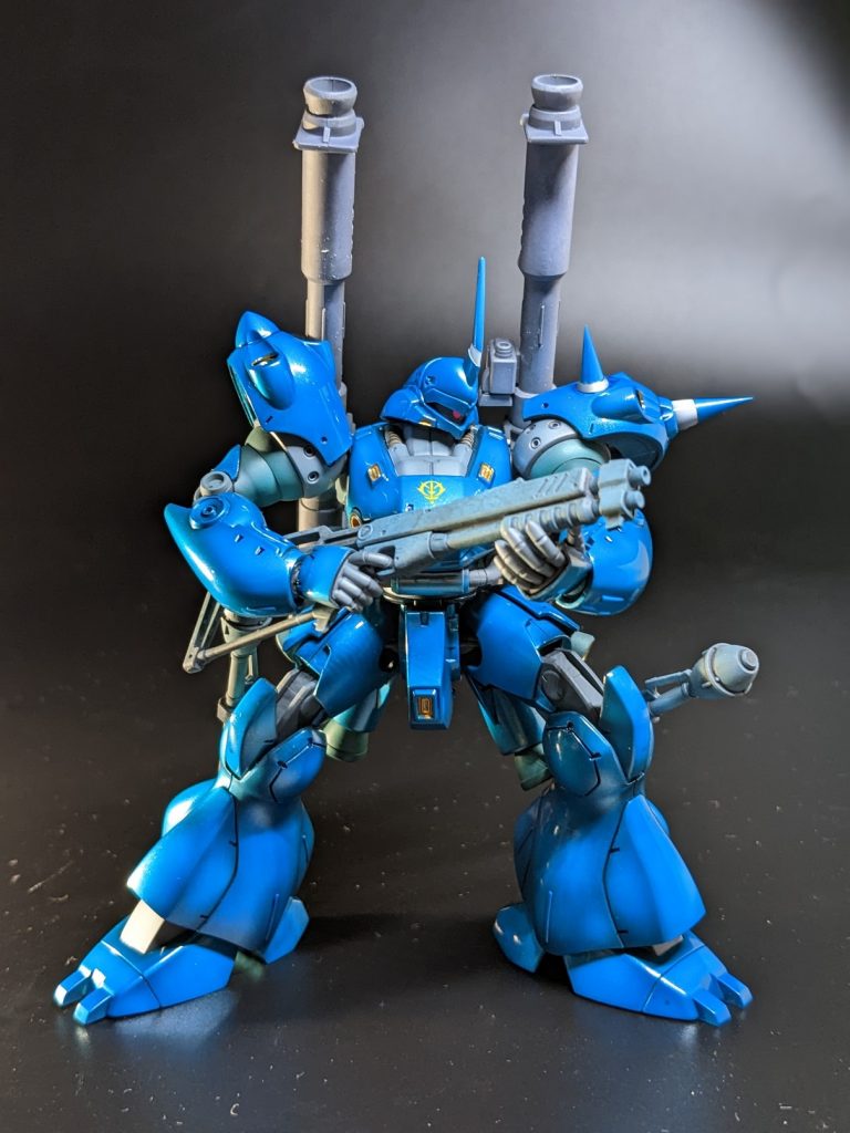ブルーのパーツだけグロス仕上げ。関節、武器はつや消しです。