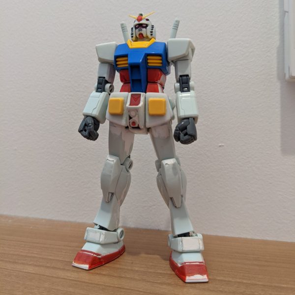  hguc191　リバイブガンダム　未だ未完成 重大なミスに気がついてしまい頭部作り直しました。ヘルメット、目の真横部分、幅を広くとっていた方がアニメっぽいと思い、広くしていたのですが、どこを探してもそんな画像を見つけることはできませんでした。狭いのが正解で、広くするのがデタラメらしいです。頬当て部分が、マスクよりも高いところまであることに気がつきました。その頬当ても、削って、マスク部分が広く露出するようにしています。どこの何を指して言っているのかわかりにくいと思いますが、申し訳ございません。あと、ツインアイのカタチが、シャアのマスクの目と同じカタチであることは以前から知っていたのですが、やっているつもりでいましたが、ちとテキトーすぎでした。ので丁寧に作りなおし（上手いか下手かはさておき）理想のカタチに、また少し近づけたと感じています。安彦先生のガンダムに近い、というか意識しているのがまるわかりなのは、安彦先生の作画を参考にしているからです。終着点がまるで見えてこないですが、自分的には、確実に少しずつ良くなってきていると感じています。まぁ楽しみながら、ボチボチでやっていきます。（1枚目）