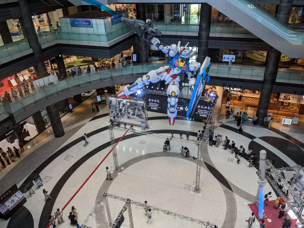 グランフロント大阪で飾られているガンダムエアリアルのバルーンの画像ものせます。