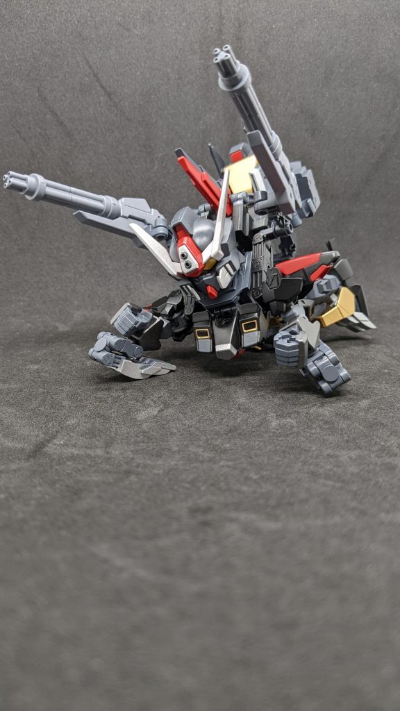 変形の恩恵で腰の可動を活かすとSDなのにガンキャノンポーズが出来ます!それと前屈出来るので、落とした十円拾うポーズも出来ます。