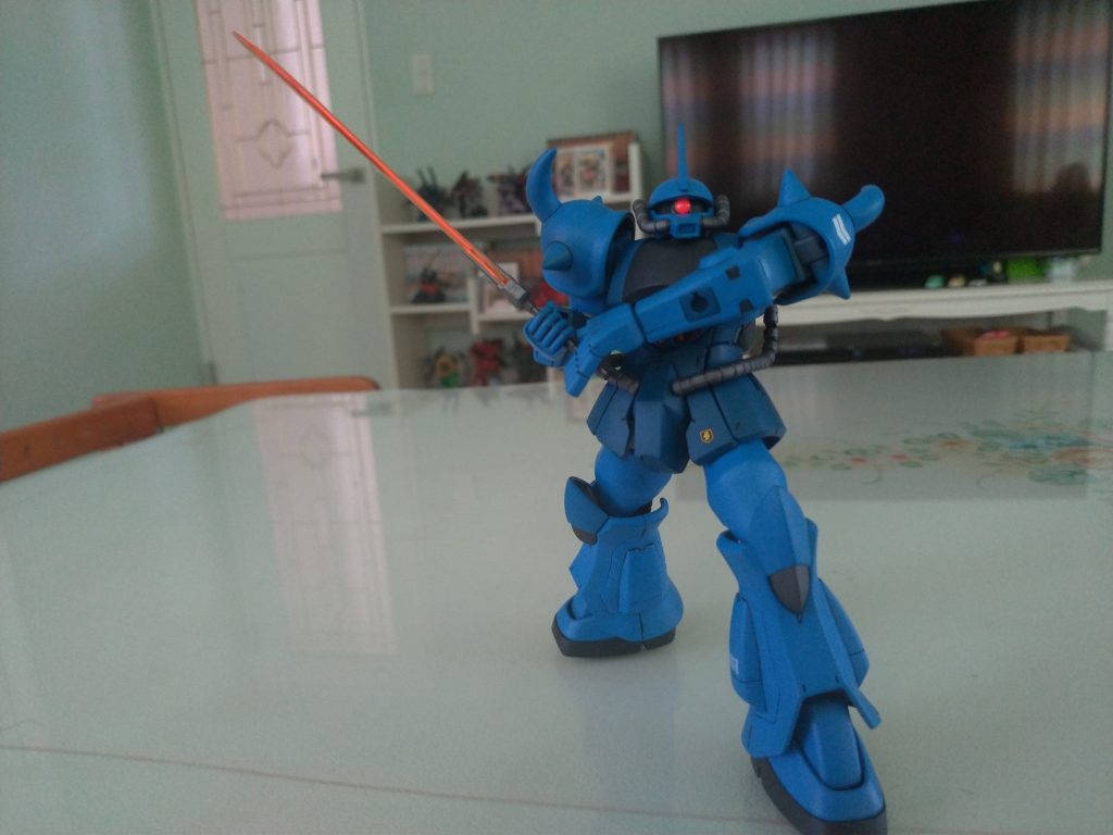 グフもシリーズで三体目なので奇抜なポーズにしてみるが相変わらずポーズが決まらない。センスゼロな男。