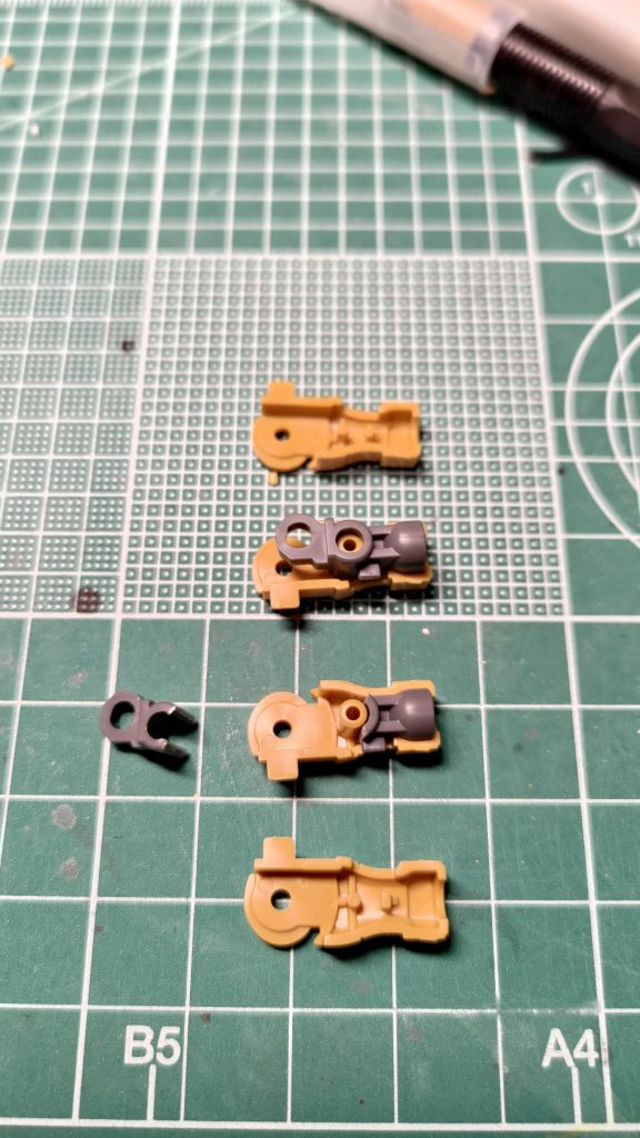 前腕部の後ハメ加工はこんな感じですオリジン系ザクは皆この手が使えるので知っていると見栄えが変わります