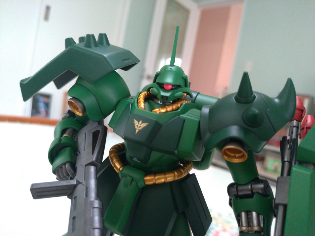 黄色は好みではないのでパイプ、バーニア内部は全てゴールドに変更。バーニア、武器類、内部フレームはお馴染みのスターブライトアイアンで。いつもは全て艶消し仕上げですが今回はメタリック系のみそのままで仕上げてみました。ギラギラして格好良いけどジオン系にはちょっと似合わないかな!?