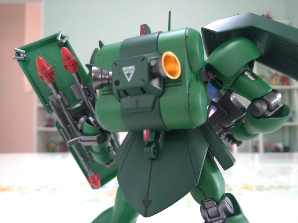 全体的に暗く濃い色なのでサーフェイサーは使いませんでした。同色の上塗りなのでまったく問題ないですね。勉強になりました。やっぱり、何事も経験ですね♪