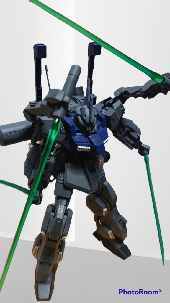 ビームサーベルを展開。足の黄色いところはシール貼って上にレジンを流しています。