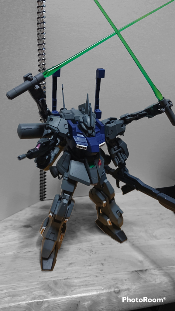 隠し腕のハイパービームサーベルで威嚇したがらの射撃。