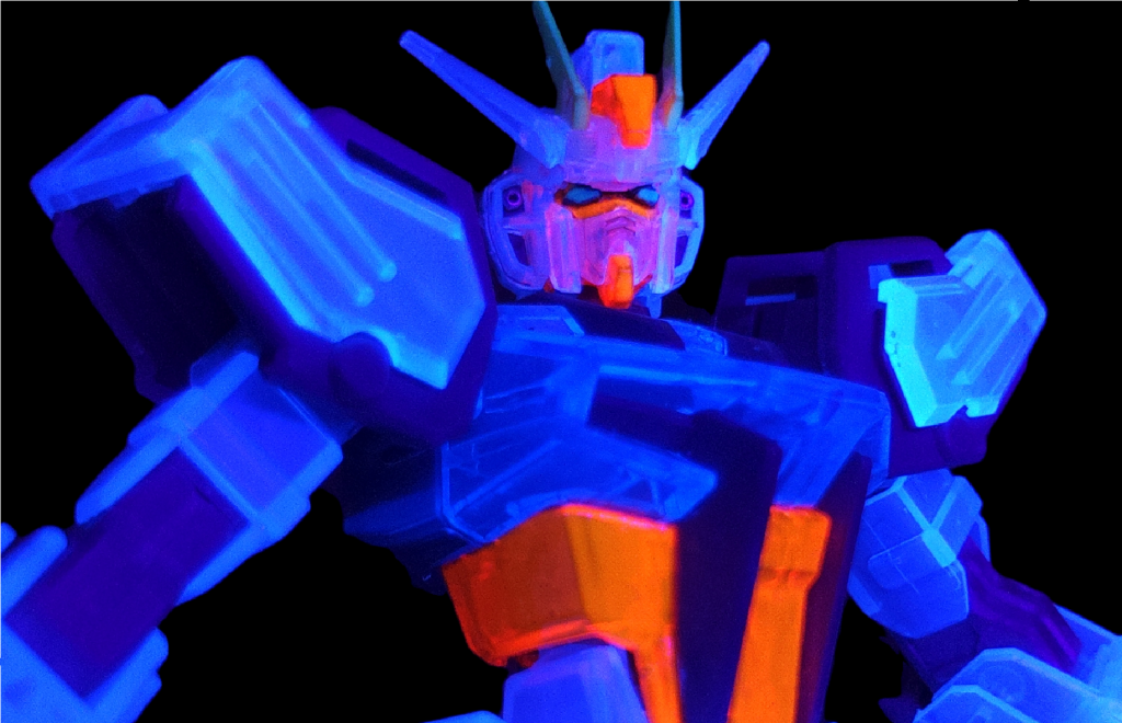 ツインアイも蛍光塗料を塗ってあるので光ります。