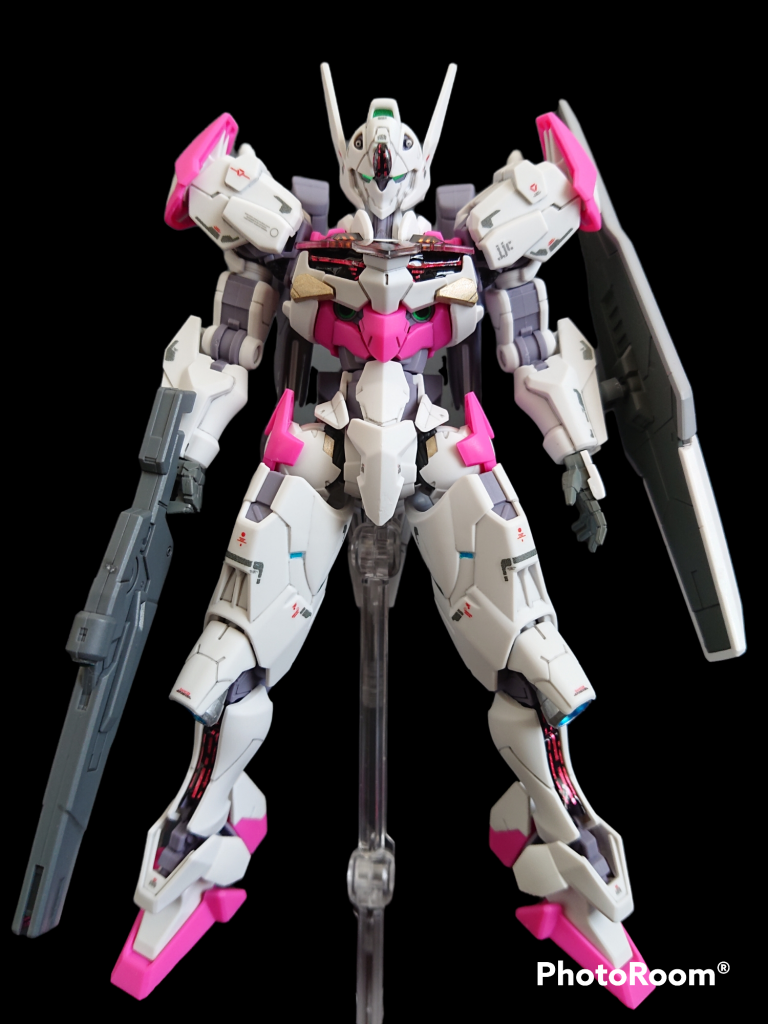 使ってなかったRG用のデカールを多めに。スミ入れは初のシャーペンで行いました。ビットオンフォームの最高速でも戦闘して欲しいので、違和感のないナドレのシールド、ライフルを拝借。