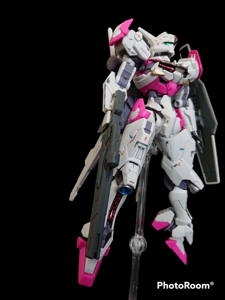 キットのエネルギーライン的な装甲が、上に乗っかっているだけに見えて浮いていたので、設定にある額に加え、胸部と膝下に追加しました。エネルギー試験機という妄想です。