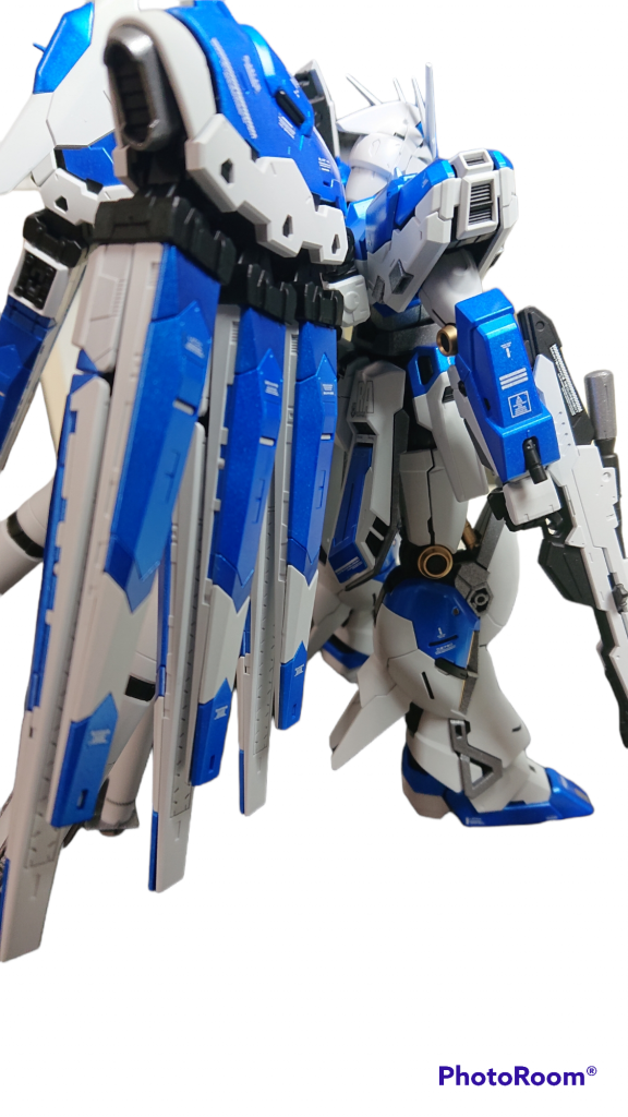 シールドとファンネルの紫はダークメタリックブルーに塗装でブルーに統一しました。