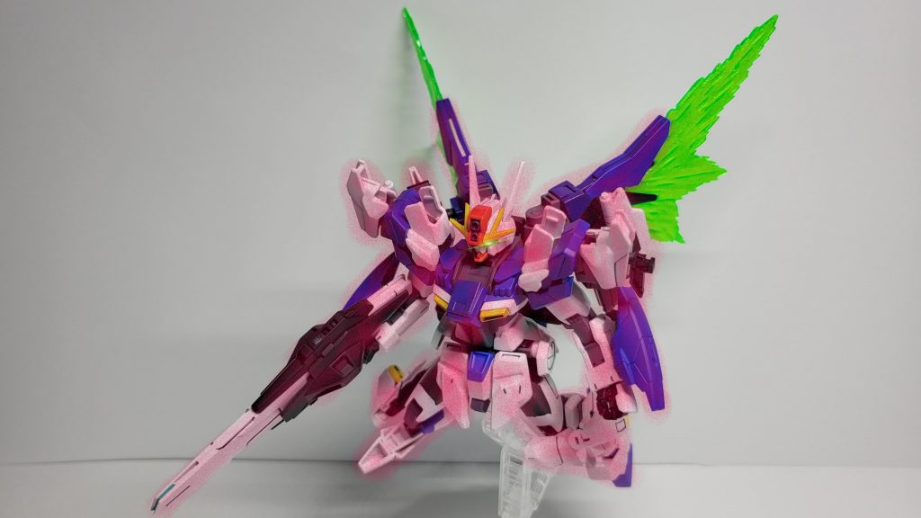 ツインドライブを装備している事でTRANS-AMも使用可能です。システム使用時にはGN粒子で形成された光の翼が発生します。