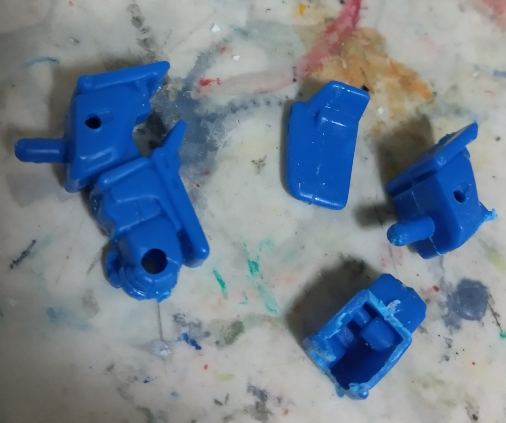 腕とシールドを一度切り離して、軸追加する前の状態。