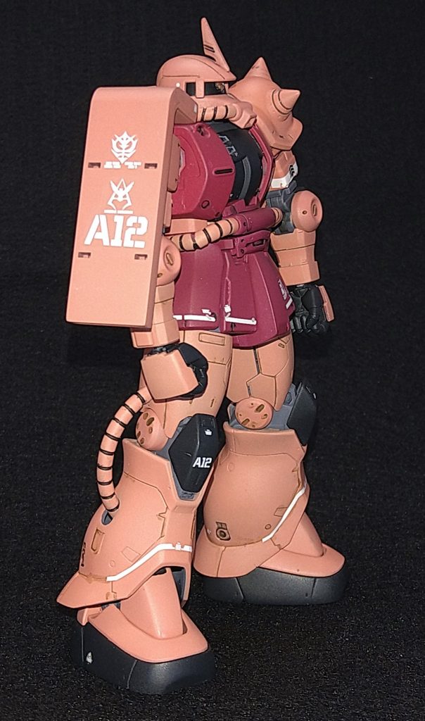 右斜め前から初めてのラインでカールで大失敗、なんとか前は張りましたが裏側は誤魔化しましたが見えちゃっていますねシールドのマガジンマウント用の穴は埋めてしまったほうがよかったかもしれませんね。